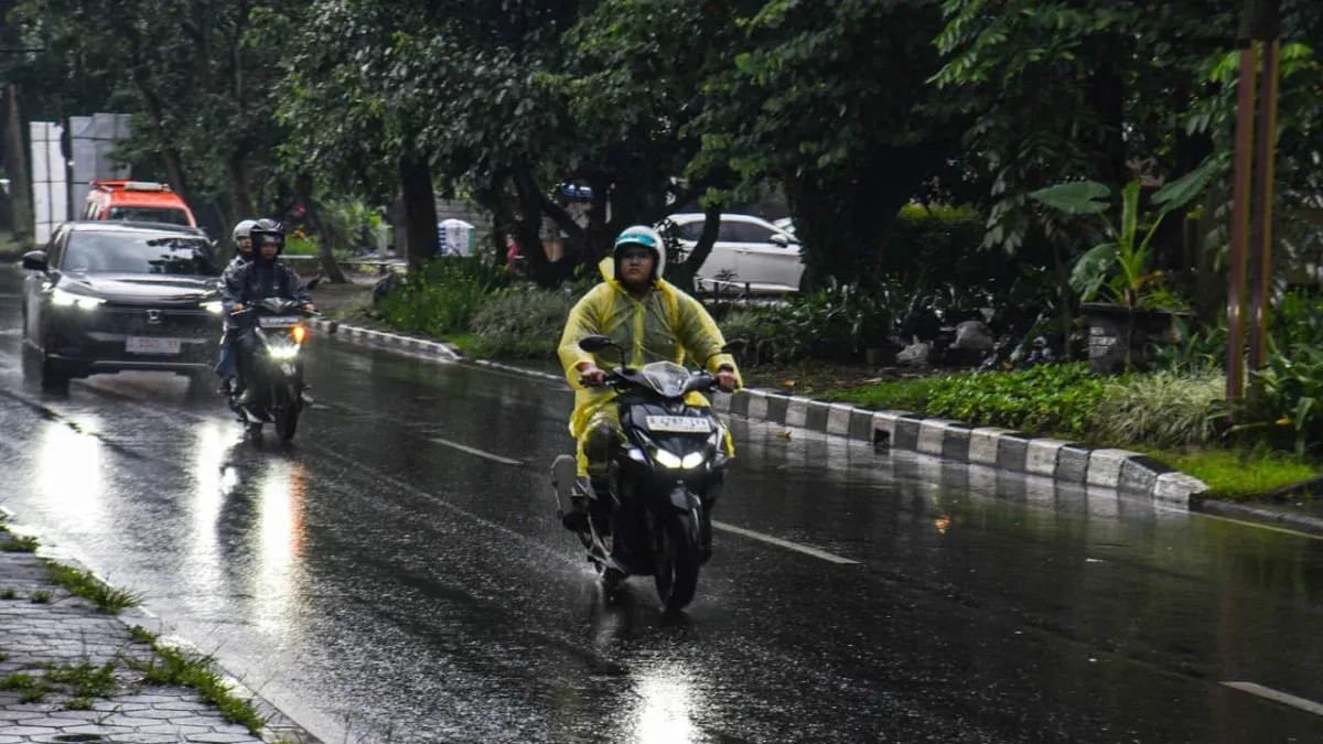 Cuaca Bandung Cerah, Dua Pengendara Menempuh 1.945 Kilometer Untuk Menyalurkan Bantuan
