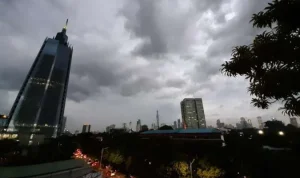 Cuaca Jakarta Besok: Cerah Berawan dengan Potensi Hujan Ringan
