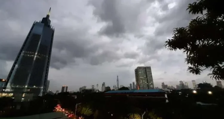 Cuaca Jakarta Besok: Cerah Berawan dengan Potensi Hujan Ringan