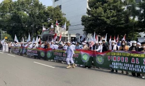 Demo Gedung OT: Massa FPI dan Ormas Lainnya Tuntut Pertanggungjawaban Atas Kasus Hafalan Al-Qur'an Berhadiah Miras