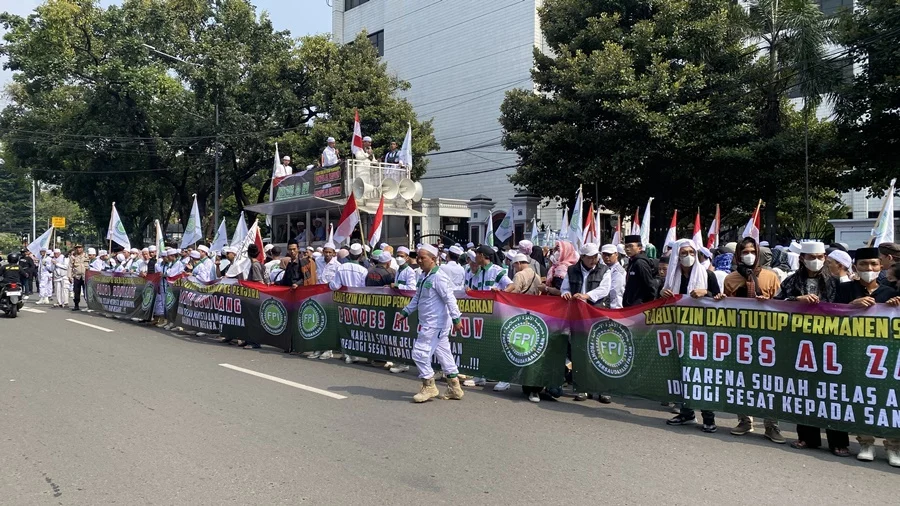 Demo Gedung OT: Massa FPI dan Ormas Lainnya Tuntut Pertanggungjawaban Atas Kasus Hafalan Al-Qur'an Berhadiah Miras