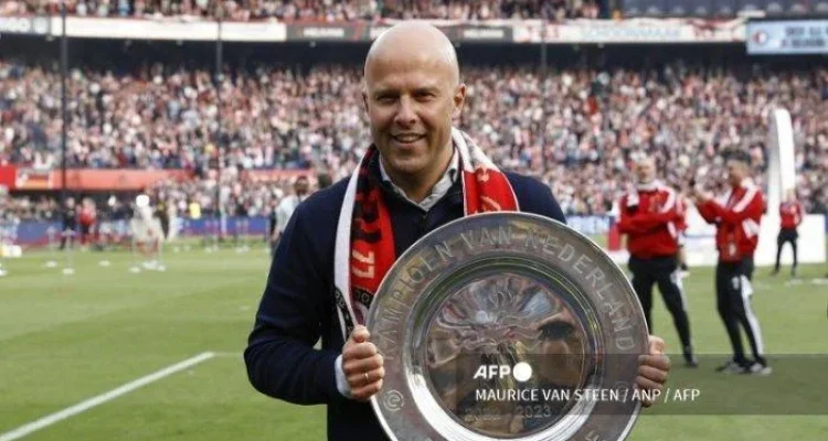 Dunia Sepak Bola Belanda: Arne Slot Tolak Tawaran Pelatih Tim Nasional, FC Twente Jadi Sorotan