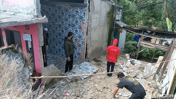 Gempa Sukabumi dan Kisah Keluarga Muhibat yang Terkena Dampak