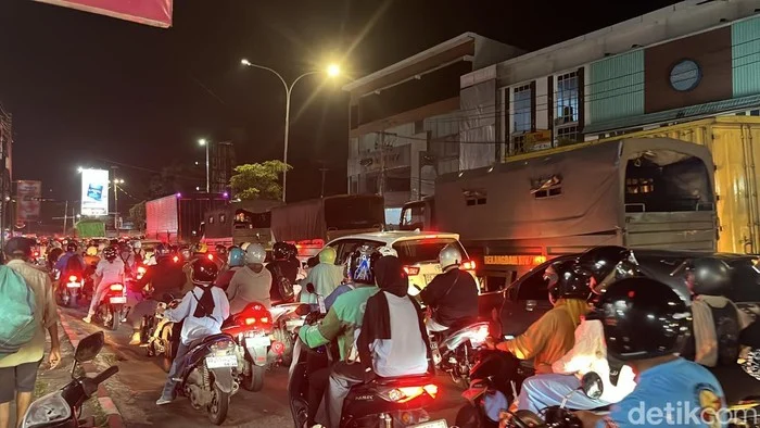Kebakaran Melanda Mall Nipah Makassar, Arus Lalu Lintas Urip Sumoharjo Macet