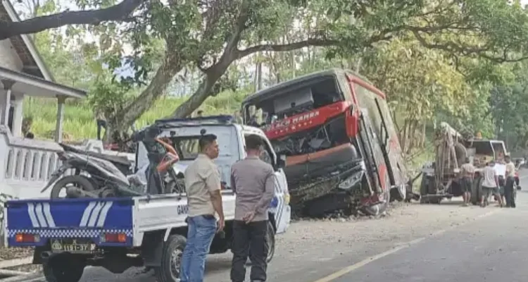 Kecelakaan Maut di Kalimantan Selatan: Sopir Ambulans Ceritakan Detik-Detik Evakuasi