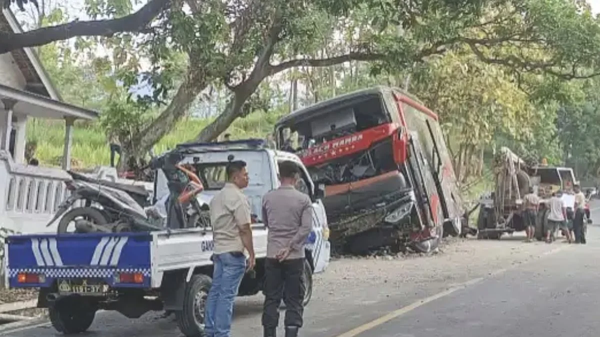 Kecelakaan Maut di Kalimantan Selatan: Sopir Ambulans Ceritakan Detik-Detik Evakuasi