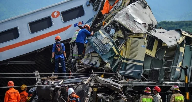 Kecelakaan Transportasi: Antara Kecelakaan Kereta Api dan Kebakaran Kapal