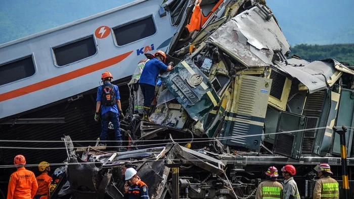Kecelakaan Transportasi: Antara Kecelakaan Kereta Api dan Kebakaran Kapal