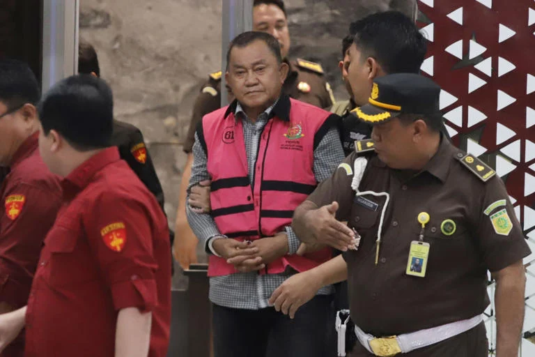 Korupsi di Indonesia: Kasus Lodewyk Pusung dan Akar Masalahnya