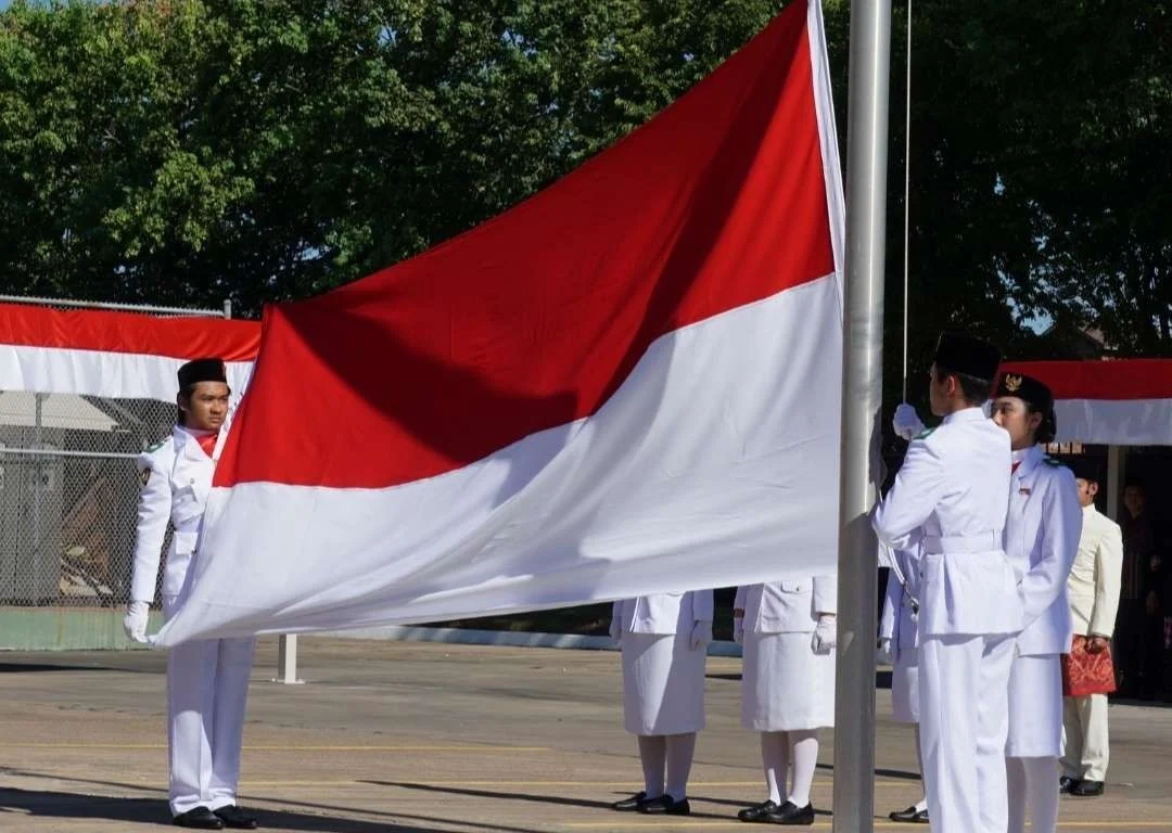 Mengibarkan Bendera Merah Putih di Bulan Kemerdekaan: Aturan dan Makna