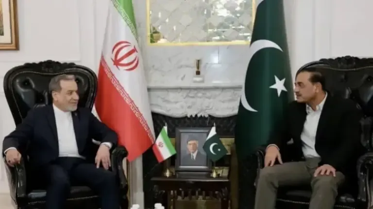 Menteri Luar Negeri Iran Diskusikan Perkembangan Regional dengan Pakistan dan Oman