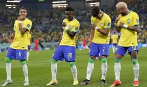 Pemain Sepak Bola Brasil Jatuh ke Terowongan saat Merayakan Gol