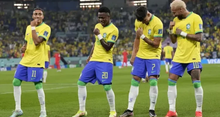 Pemain Sepak Bola Brasil Jatuh ke Terowongan saat Merayakan Gol