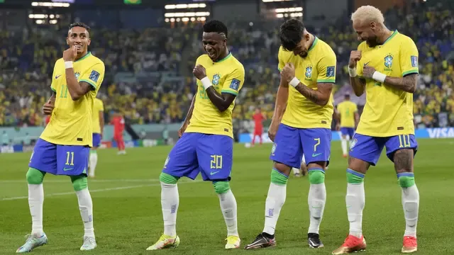 Pemain Sepak Bola Brasil Jatuh ke Terowongan saat Merayakan Gol