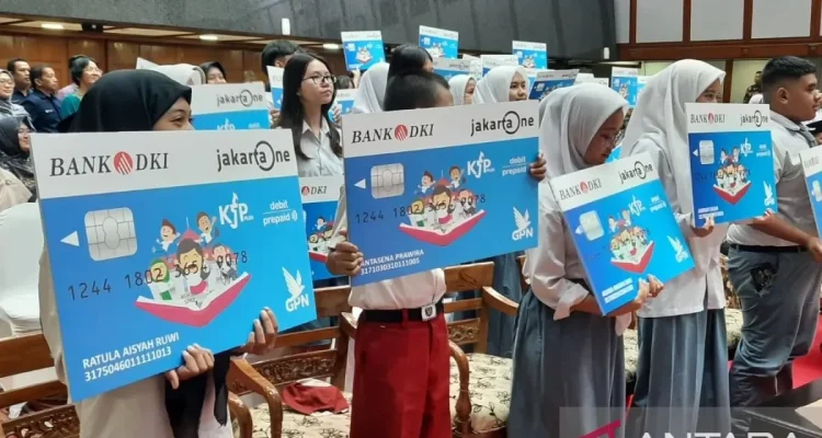 Pemerintah DKI Jakarta Salurkan KJP Plus Tahap 1 untuk 707 Ribu Siswa