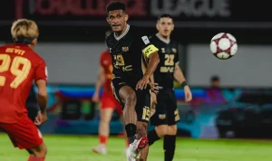 Ricky Kambuaya dan Ezra Walian Siap Menantang Aston Villa di GBK