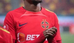 Siyabonga Ngezana Dikatakan Sebagai Bek Terbaik di Romania