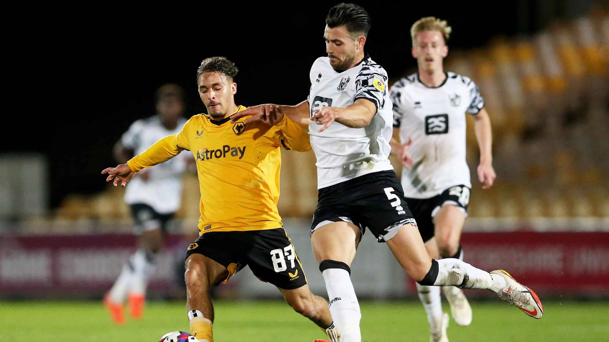 Wolves vs Port Vale: Kemenangan 3-0 dan Kericuhan di Tribun